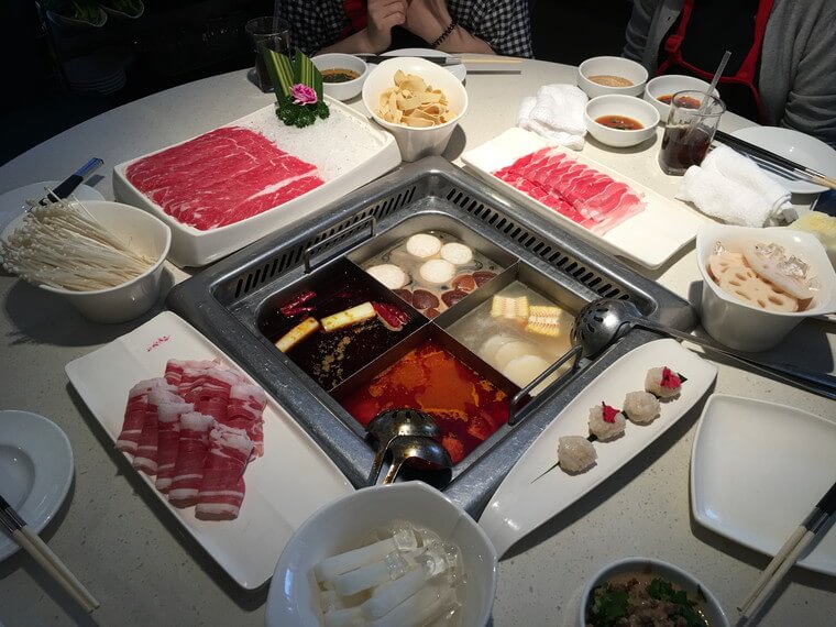 海底撈火鍋の料理、鍋のスープ4種類と豚肉、牛肉、イカ団子、レンコン、白菜、豆腐