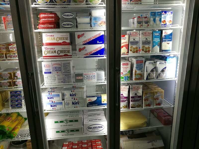 広州の南泰百贷批发中心市場のチーズの棚
