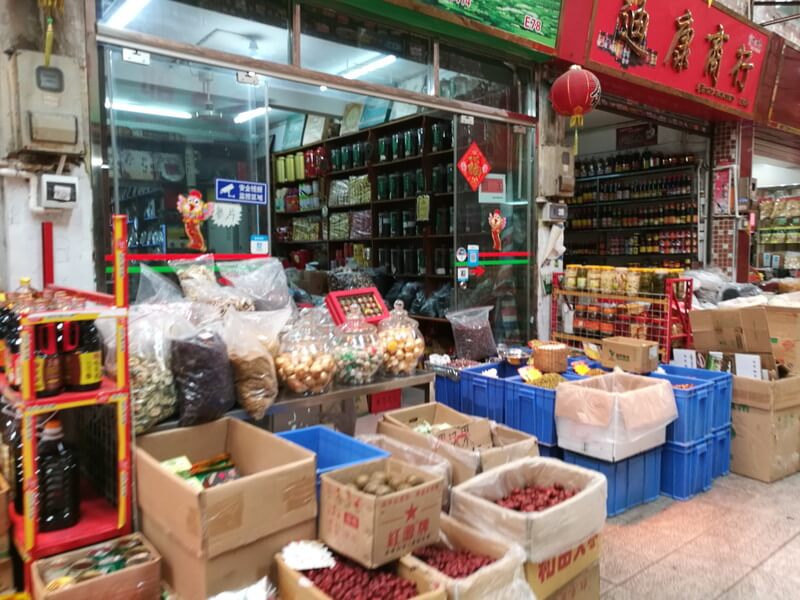 広州の南泰百贷批发中心の市場にある調味料の店と乾物の店