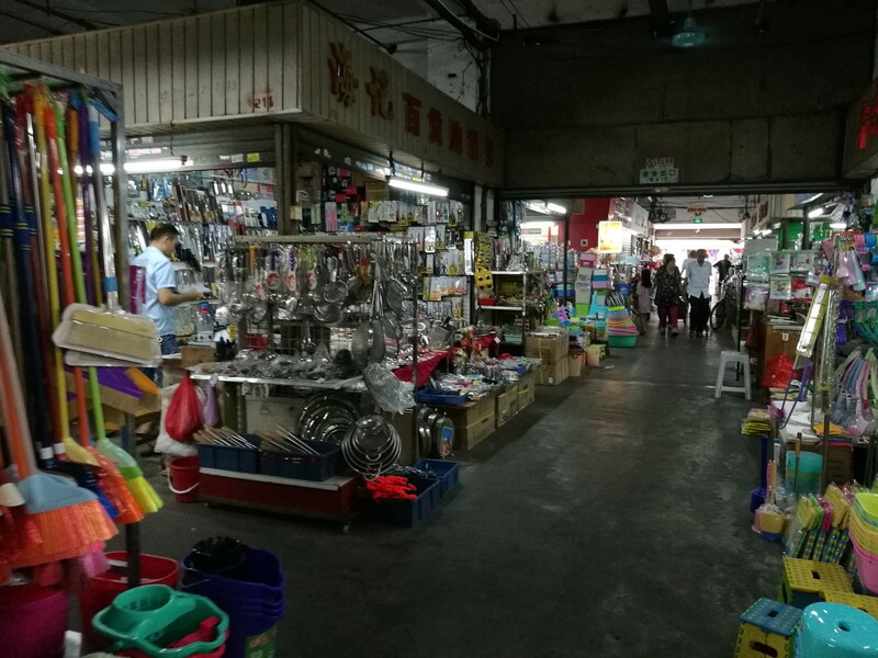 広州の南泰百贷批发中心市場の金物商店とプラスチック雑貨のお店