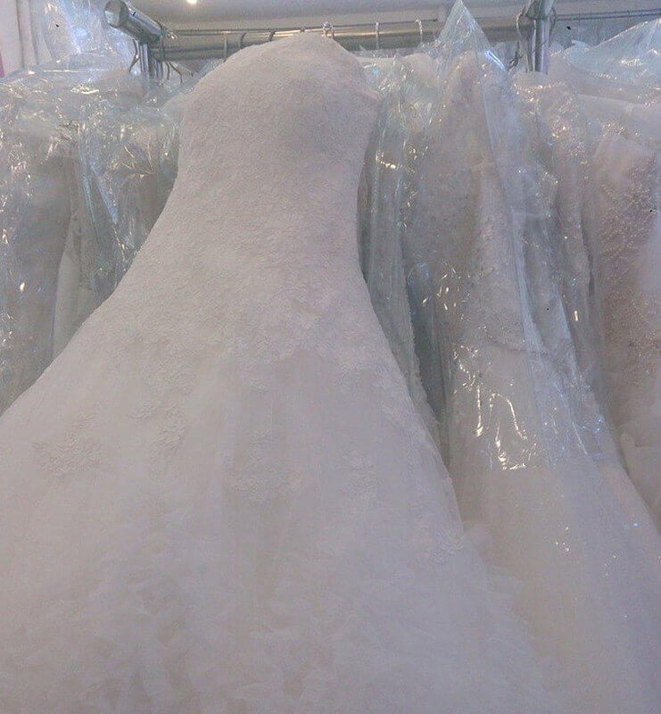 ウェディングドレス市場の婚紗街の店舗内にウィディングドレスがいくつもハンバーにかけられている画像