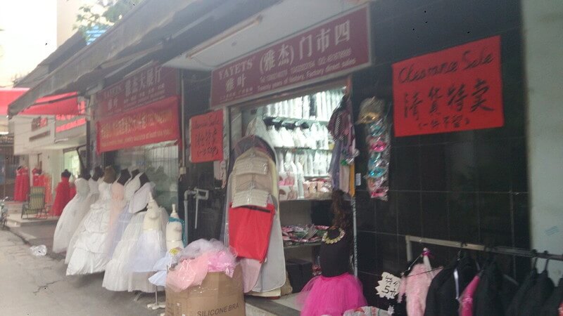 広州の婚紗街の裏路地でウェディングドレスをマネキンに着させて売られている