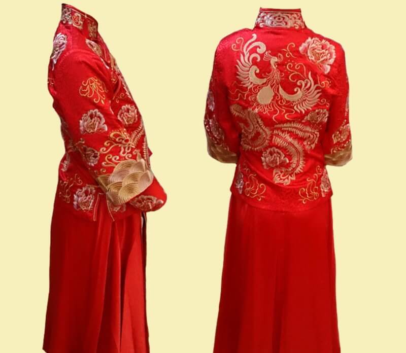 婚沙街の中国式の伝統的な婚礼衣装で赤く起因色の刺繍が入ったドレスを試着した横と後ろ姿